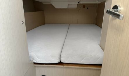 Achterkabine Steuerbord Innenaufnahme der Oceanis 38.1 "Yucabay" in Flensburg (alte Kojenpolster)
