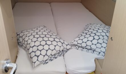 Doppelkabine mit Doppelbett und Rumpffenster auf der Segelyacht Oceanis 38.1 „Lukas“ – Yachtcharter Kroatien
