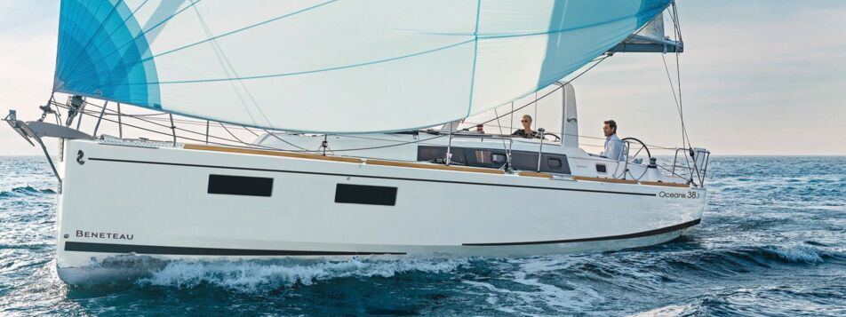Eine Segelyacht Beneteau Oceanis 38.1 segelt unter blauem Gennaker auf offenem Wasser – Yachtcharter Ostsee