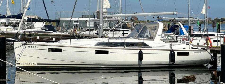 Backbord Aussenaufnahme der Oceanis 41.1 „Steel“ in Heiligenhafen