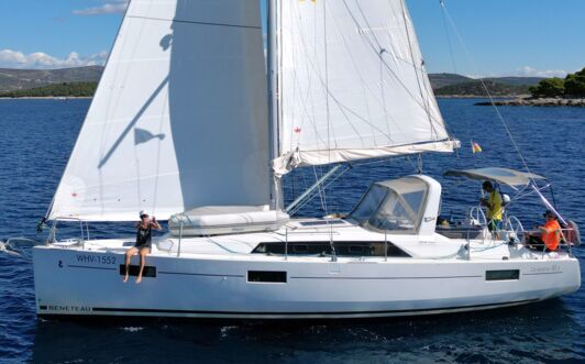 Backbord Aussenaufnahme der Oceanis 41.1 „All Winds“ (ehemals „Frankfurt“) in Rogoznica in Kroatien