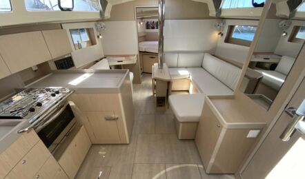 Salon mit Pantry der Oceanis 41.1 Frankfurt in Rogoznica in Kroatien