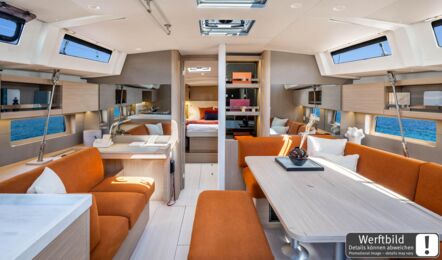 Heller Salon einer Oceanis 47 mit Blick zum Vorschiff und vielen Sitzgelegenheiten (Werftbild) – Yachtcharter Kroatien