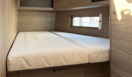 Bugkabine auf der Steuerbordseite der Segelyacht Oceanis 47 „Große Freiheit“ mit Doppelkoje und dunklem Holzausbau – Yachtcharter Ostsee
