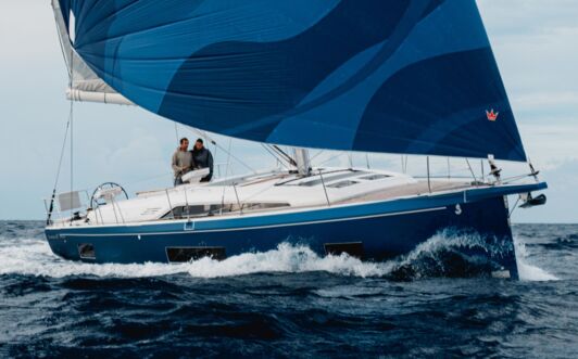 Bugansicht einer Oceanis 47 auf der Steuerbordseite mit blauem Segel in Fahrt auf offenem Meer (Werftbild) – Yachtcharter Kroatien