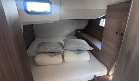 Bugkabine mit Doppelbett, Decksluken und Schrank einer Oceanis 52 – Yachtcharter Biograd
