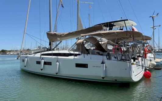 Backbord Aussenaufnahme der Sun Odyssey 410 „Titzi“ in Palma auf Mallorca
