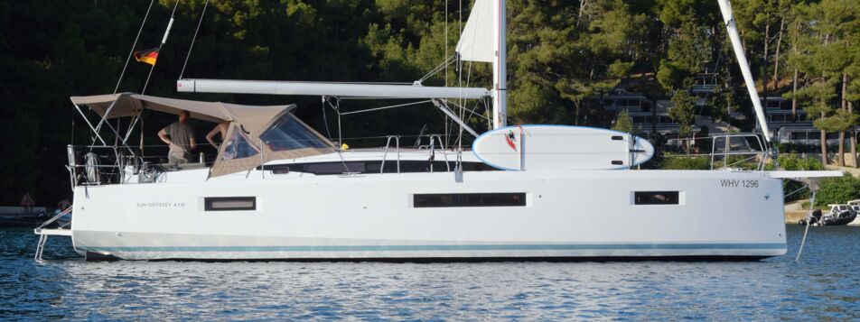 Steuerbord Aussenaufnahme der Sun Odyssey 410 „Lara“ in Punat in Kroatien