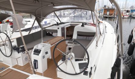 Blick in das Cockpit der Segelyacht Sun Odyssey 440 „Cassiopeia“ mit Bimini am Steg in der Marina von Heiligenhafen – Yachtcharter Ostsee
