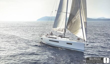 Bugansicht auf der Steuerbordseite einer Sun Odyssey 440 während der Fahrt unter Segeln (Werftbild) – Yachtcharter Kroatien