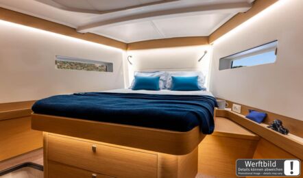 Bugkabine einer Sun Odyssey 455 mit heller Einrichtung und großer Doppelkoje (Werftbild) – Yachtcharter Kroatien