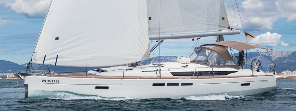Backbord Aussenaufnahme der Sun Odyssey 510 „Alea“ in Can Pastilla auf Mallorca
