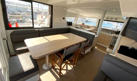 Salontisch des Katamarans Bali 4.0 Escape auf Mallorca in Can Pastilla