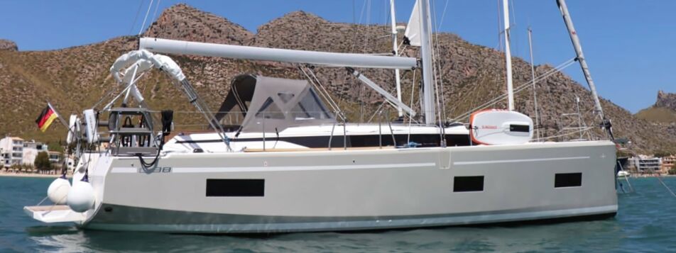 Steuerbord Aussenaufnahme der Bavaria C38 „Levante“ in Palma auf Mallorca