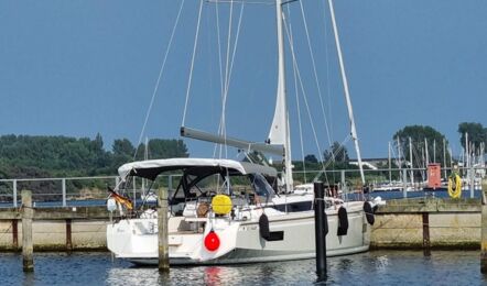 Die Segelyacht Bavaria C42 „Zazu“ in weißer Rumpffarbe mit hohem Mast am Steg in Heiligenhafen – Yachtcharter Ostsee