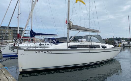 Backbord Aussenaufnahme der Bavaria cruiser 33 „Ramona“ in Heiligenhafen