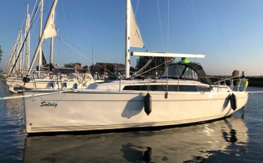 Backbord Aussenaufnahme der Bavaria cruiser 34.2 „Solvig“ in Heiligenhafen