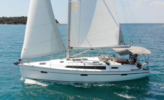 Seitenansicht der Segelyacht Bavaria cruiser 41 „Raven“ unter vollen Segeln vor der Küste bei Pula – Yachtcharter Kroatien