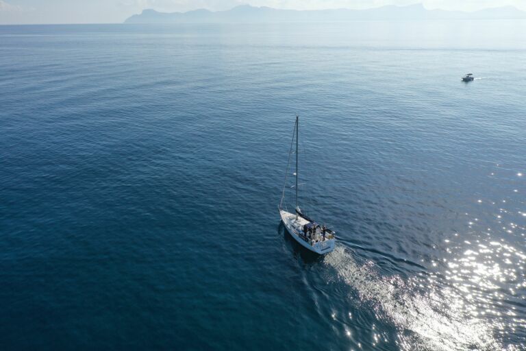 Segelyacht unter Fahrt vor Mallorca Segelyacht unter Fahrt vor Mallorca