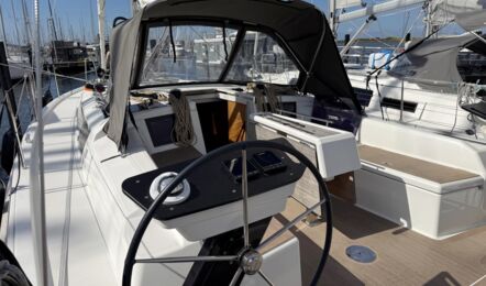 Backbord-Steuerstand der Segelyacht Dufour 37 „Chiquitita“ am Steg in Heiligenhafen – Yachtcharter Ostsee