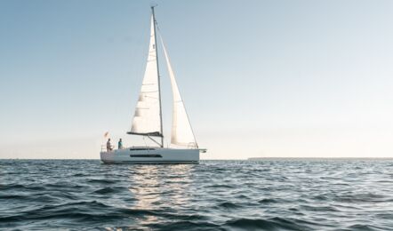 Steuerbord-Profilansicht der Segelyacht Dufour 37 „Chiquitita“ während der Fahrt unter Segeln – Yachtcharter Ostsee