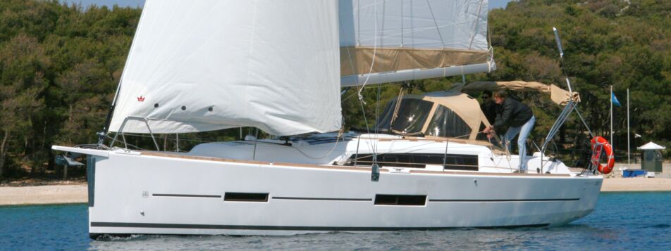 Steuerbord-Seitenansicht der Segelyacht Dufour 382 GL „Henry“ unter vollen Segeln bei Rogoznica – Yachtcharter Kroatien