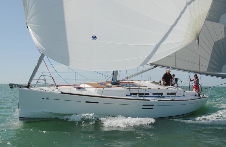 Steuerbordaufnahme unter Segel in Schräglage einer Dufour 40e Performance Passion in Heiligenhafen
