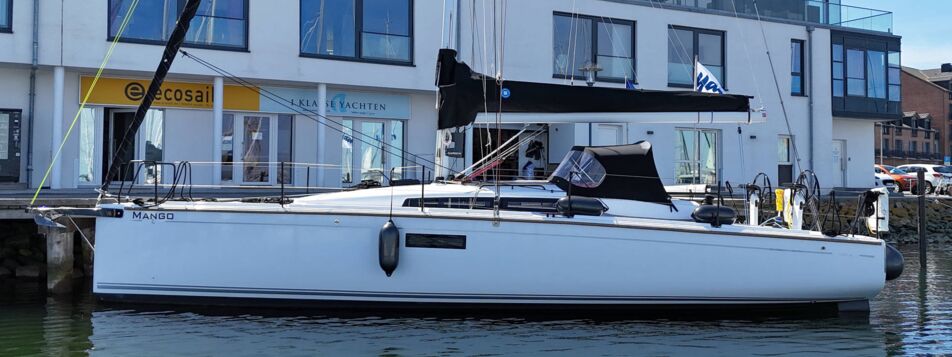 Seitenansicht der Segelyacht First 36 „Mango“ am Steg in Heiligenhafen – Yachtcharter Ostsee
