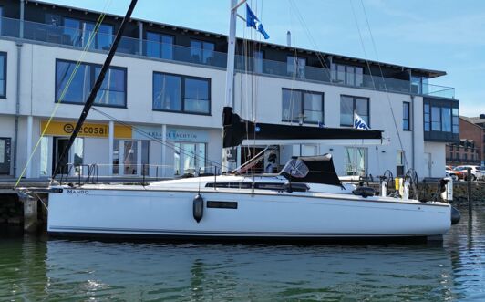 Backbord Aussenaufnahme der First 36 „Mango“ in Heiligenhafen