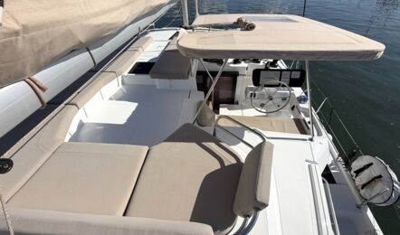 Flybridge der Segelyacht FP44 „Hi iaka“ mit großzügiger Sitzlounge, Liegeflächen und Steuerstand auf der Steuerbordseite am Steg in Palma – Yachtcharter Mallorca
