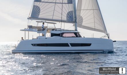Ein FP 44 Katamaran unter Segeln, Person am Flybridge-Steuerstand, ruhige See (Werftbild) – Katamarancharter Mallorca