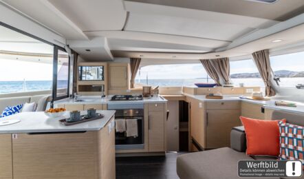 Pantry eines FP 44 Katamarans mit Spüle, Gasherd und Backofen vor Panoramafenstern (Werftbild) – Yachtcharter Mallorca