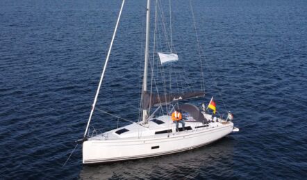 Luftaufnahme der Segelyacht Hanse 348 „Auszeit“ vor Anker nahe einer Sandbank an der Ostsee – Yachtcharter Ostsee