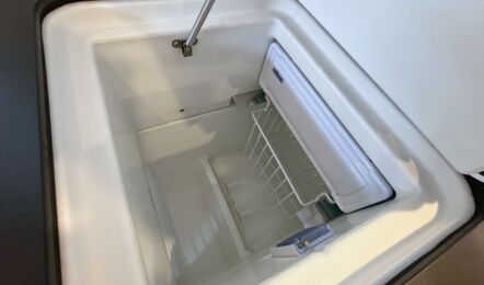 Oberer Zugang zum Kühlschrank in der Pantry der Hanse 460 „Antares“ – Yachtcharter Mallorca