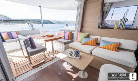 Salon einer Lagoon 38 mit kombinierten Sitzgelegenheiten bei geöffneten Türen (Werftbild) – Yachtcharter Mallorca