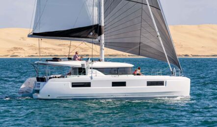 Steuerbord Aussenaufnahme unter Segeln eines Katamarans lagoon 46 auf Mallorca in Can Pastilla