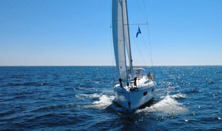 Frontale Bugansicht der Segelyacht Oceanis 34.1 „Fiete“ mit gehissten Segeln auf offener See vor Heiligenhafen – Yachtcharter Ostsee