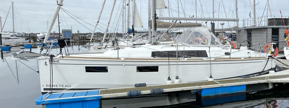 Seitenansicht der Segelyacht Oceanis 35.1 „Bine" am Schwimmsteg im Hafen von Flensburg – Yachtcharter Ostsee