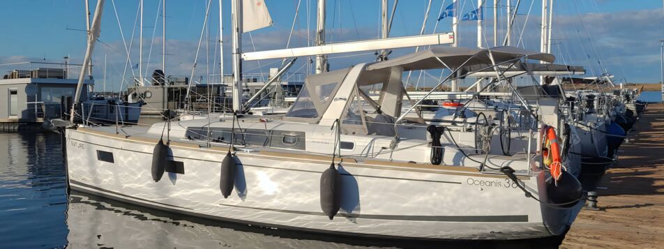 Bug der Segelyacht Oceanis 38.1 „Nature“ mit Bimini und Fendern am Steg in Heiligenhafen – Yachtcharter Ostsee