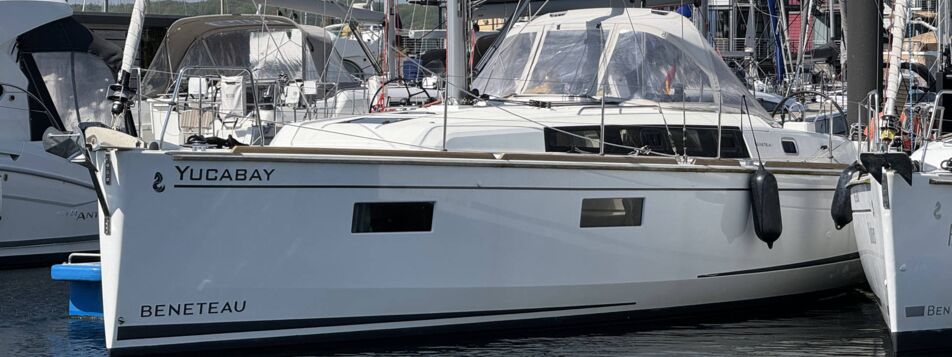 Bug- und Frontansicht der Segelyacht Oceanis 38.1 „Yucabay“ mit Sprayhood am Steg in Flensburg – Yachtcharter Ostsee