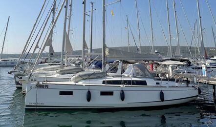Bug der Segelyacht Oceanis 38.1 „Tena" zwischen den Masten am Steg der Marina Punat unter blauem Himmel – Yachtcharter Kroatien