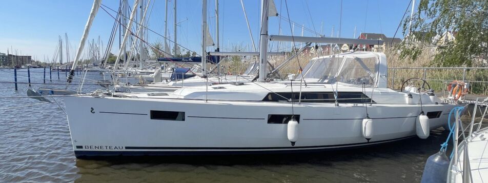 Backbord-Profilansicht der Segelyacht Oceanis 41.1 „Becks“ am Steg im Hafen – Yachtcharter Ostsee
