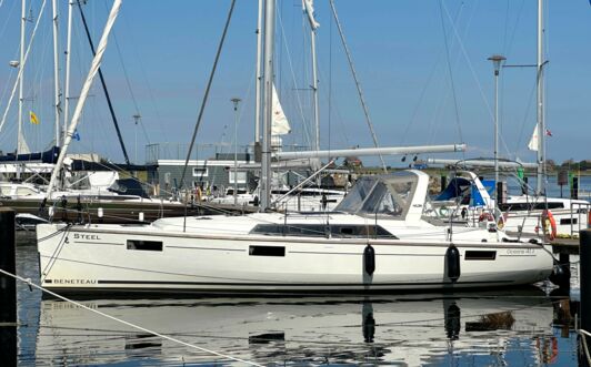 Backbord Aussenaufnahme der Oceanis 41.1 „Steel“ in Heiligenhafen