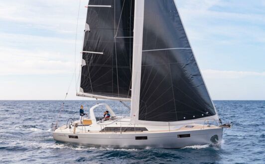 Steuerbord Aussenansicht unter Segeln einer Oceanis 41.1 in Heiligenhafen