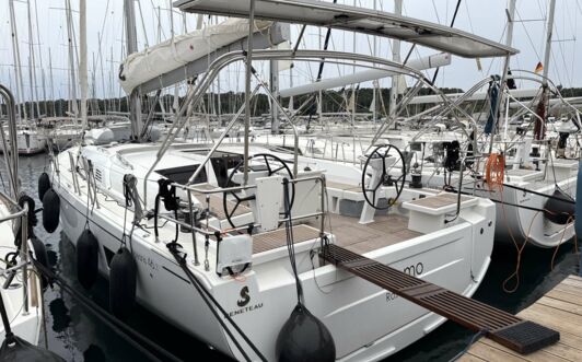 Backbord Heck Aussenaufnahme der Oceanis 46.1 „Momo“ in Pula in Kroatien