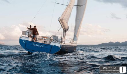 Blick auf das Heck einer Oceanis 47 mit blauem Rumpf in Fahrt zum Horizont, ein Paar am Steuer (Werftbild) – Yachtcharter Ostsee