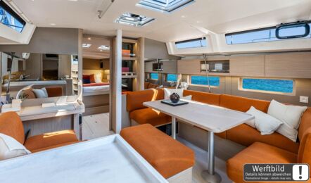 Blick aus der Pantry in den hellen Salon einer Oceanis 47 in Richtung Vorschiff mit vielen Sitzgelegenheiten (Werftbild) – Yachtcharter Kroatien