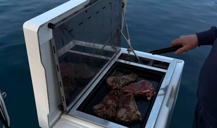 Blick ins Cockpit der Segelyacht Oceanis 51.1.3 „Marny“ mit Gasgrill am Heck und großen T-Bone-Steaks – Yachtcharter Kroatien