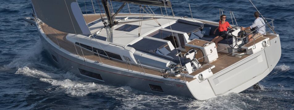 Beneteau Oceanis 51.1 unter Segeln mit Crew im Cockpit – Yachtcharter Mallorca