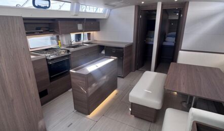 Heller Salon mit Längspantry, Backofen und Mittelinsel einer Oceanis 52 – Yachtcharter in Biograd, Kroatien